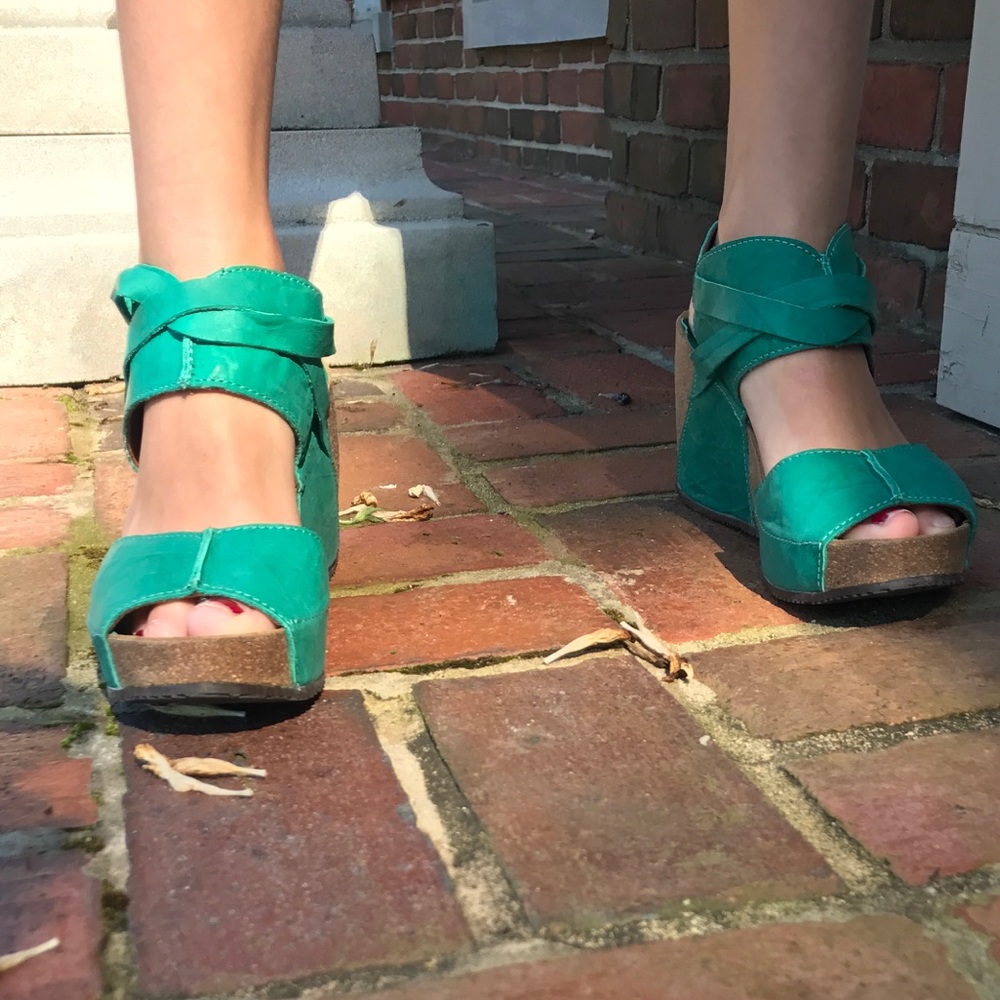 Gently Worn Teal Heals - Size 8